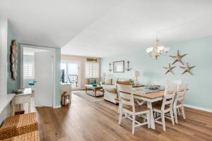 ein Esszimmer und ein Wohnzimmer mit einem Tisch und Stühlen in der Unterkunft Holiday Surf and Racquet Club 710 in Destin