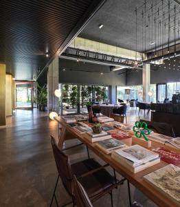 una sala da pranzo con un lungo tavolo in legno e sedie di Hotel Pepe Vieira Relais & Châteaux a Raxó