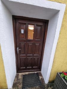 een houten deur aan de zijkant van een gebouw bij Pension DonauBlick Grein 2 in Stifterstrasse 19A in Grein