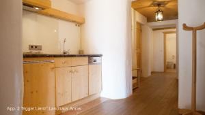 eine Küche mit einer Theke und einer weißen Wand in der Unterkunft Landhaus & Schloss Anras in Anras