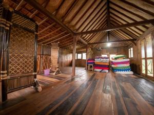 Cette grande chambre est dotée de parquet et d'un plafond en bois. dans l'établissement Villa Watu kodok - Villa Located Close to The Beach, à Baron