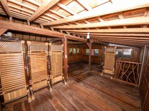 Cette chambre vide est dotée de parquet et d'un plafond en bois. dans l'établissement Villa Watu kodok - Villa Located Close to The Beach, à Baron