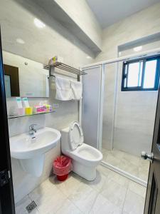 y baño con lavabo, aseo y ducha. en Penghu Happy House, en Magong