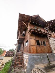 Cette maison ancienne dispose de portes en bois et d'une échelle. dans l'établissement Villa Watu kodok - Villa Located Close to The Beach, à Baron