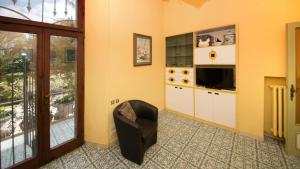 a living room with a chair and a television at Villa Bartolini Bevagna in Bevagna