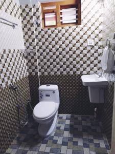 Een badkamer bij kailasa stays