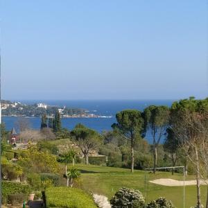 a view of the ocean from a park at Studio 4P Vue Mer Calme Cap Esterel in Saint-Raphaël