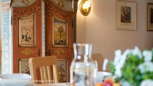 una mesa en un restaurante con una botella de vino en Landhaus & Schloss Anras en Anras