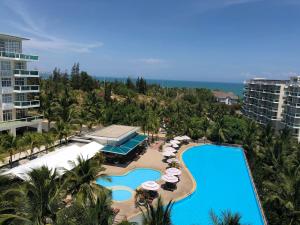an aerial view of the pool at the resort at Căn hộ 01br Ocean Vista - SeaHome in Ấp Phú Tịnh (2)