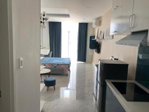a room with a kitchen and a room with a bed at Căn hộ 01br Ocean Vista - SeaHome in Ấp Phú Tịnh (2)