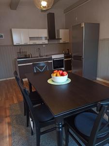 - une cuisine avec une table et un bol de fruits dans l'établissement Gästis Vandrarhem i Örkelljunga, à Orkelljunga