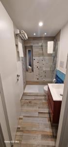 un bagno con un water e un lavandino di Blumon guest House a Napoli Altre 41 foto