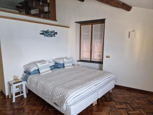 a bedroom with a bed in a room with a window at Blue Windows in Camogli