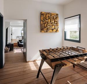 a room with a table full of fire wood at Koetshuis Buitenplaats Iepenoord in Oostkapelle