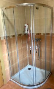 La Pradera de NavalhornoにあるAire de valsainのバスルーム(ガラス張りのシャワー付)が備わります。