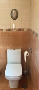 La salle de bains est pourvue de toilettes et d'une horloge murale. dans l'établissement Aire de valsain, à La Pradera de Navalhorno