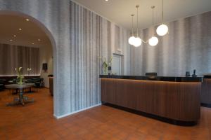 a lobby with a reception desk in a building at Hotel Gattapone in Gubbio