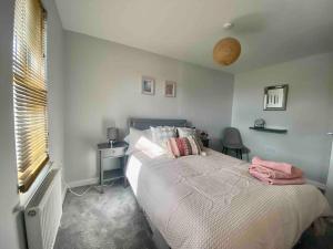 Un pat sau paturi într-o cameră la 3bed house with Parking short walk to Bath centre