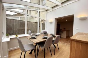 comedor con mesa, sillas y ventana en 3bed house with Parking short walk to Bath centre, en Bath