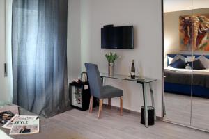 A television and/or entertainment centre at Gregori Guest House