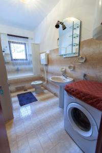 y baño con lavadora y lavamanos. en Apartments Vita, en Novi Vinodolski
