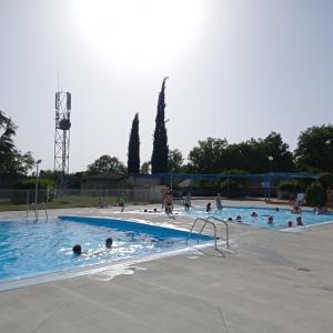 Bazén v ubytovaní CAMPING LE BEL AIR tente insolite Sibley's 4 personnes-LE ROMARIN alebo v jeho blízkosti