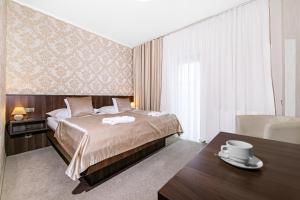 pokój hotelowy z łóżkiem i stołem w obiekcie Hotel Roudna w Pilznie