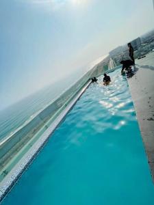 un grupo de personas en una piscina junto al océano en Departamento Nuevo con piscina frente al mar, en Lima