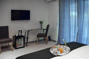 A television and/or entertainment centre at Gregori Guest House