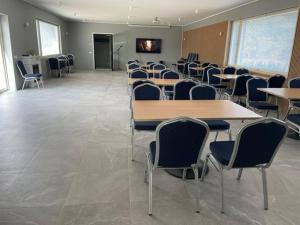 uma sala de aula com mesas e cadeiras numa sala em Kassikäpa villa em Haapsalu