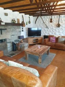 ein Wohnzimmer mit einer Couch und einem Couchtisch in der Unterkunft St Patrick's Cottage in Saul