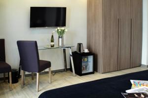 A television and/or entertainment centre at Gregori Guest House
