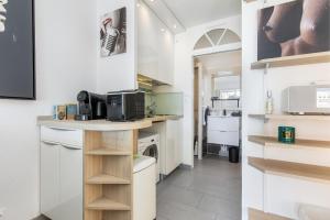 une petite cuisine avec un comptoir et un four micro-ondes dans l'établissement CAP AGDE NATURISTE STUDIO PORT NATURE 3, au Cap d'Agde