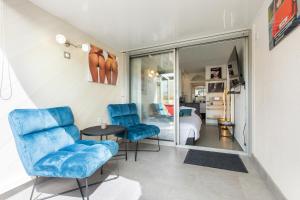 - une chambre avec deux chaises bleues dans l'établissement CAP AGDE NATURISTE STUDIO PORT NATURE 3, au Cap d'Agde