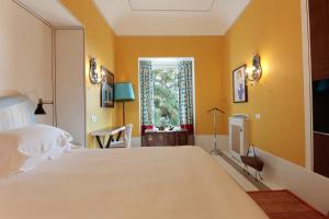 Ліжко або ліжка в номері Capri Tiberio Palace - The Leading Hotels of the World