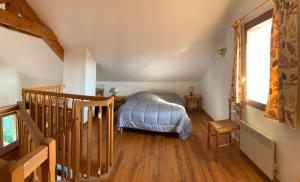une chambre avec un lit et un parquet dans l'établissement Lac de Naussac, à Langogne