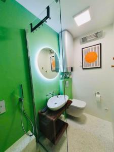 バラトンフレドにあるCoastolanyi B201 @Balatonの緑豊かなバスルーム(シンク、シャワー付)