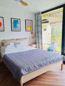 バラトンフレドにあるCoastolanyi B201 @Balatonのベッドルーム1室(大型ベッド1台、青い毛布付)
