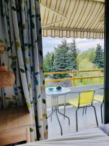 um quarto com uma varanda com uma mesa e cadeiras em Coastolanyi B201 @Balaton em Balatonfüred