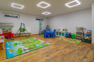 Dětský klub v ubytování Familia Apartament na wzgórzu 3 z sauną i salą zabaw dla dzieci