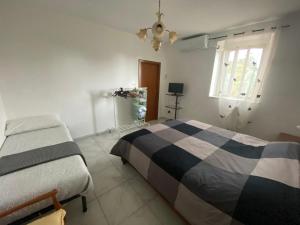 sypialnia z łóżkiem i oknem w obiekcie Cucchiara apartment w Katanii