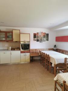 Kuchyň nebo kuchyňský kout v ubytování APARTMA BREST