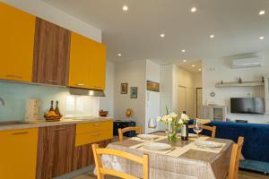 eine Küche und ein Esszimmer mit einem Tisch und Stühlen in der Unterkunft Stella di Mare GuestHouse in Bari