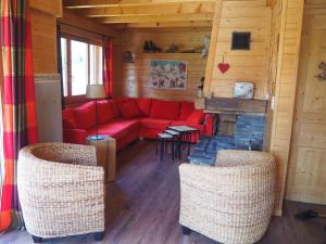sala de estar con sofá rojo y sillas en LATITUDE 47, en Châtel