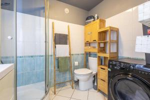 łazienka z toaletą i pralką w obiekcie appartement village naturiste port ambonne w Cap d'Agde +6 zdjęć