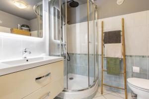 łazienka z prysznicem, umywalką i toaletą w obiekcie appartement village naturiste port ambonne w Cap d'Agde