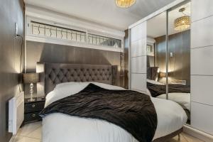 sypialnia z dużym łóżkiem i lustrem w obiekcie appartement village naturiste port ambonne w Cap d'Agde