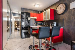 Kuchnia lub aneks kuchenny w obiekcie appartement village naturiste port ambonne