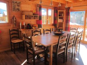 comedor con mesa de madera y sillas en LATITUDE 47, en Châtel