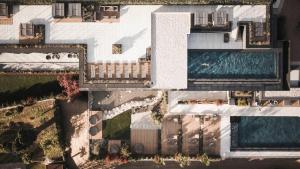 - une vue sur un bâtiment avec piscine dans l'établissement SomVita Suites, à Tirolo